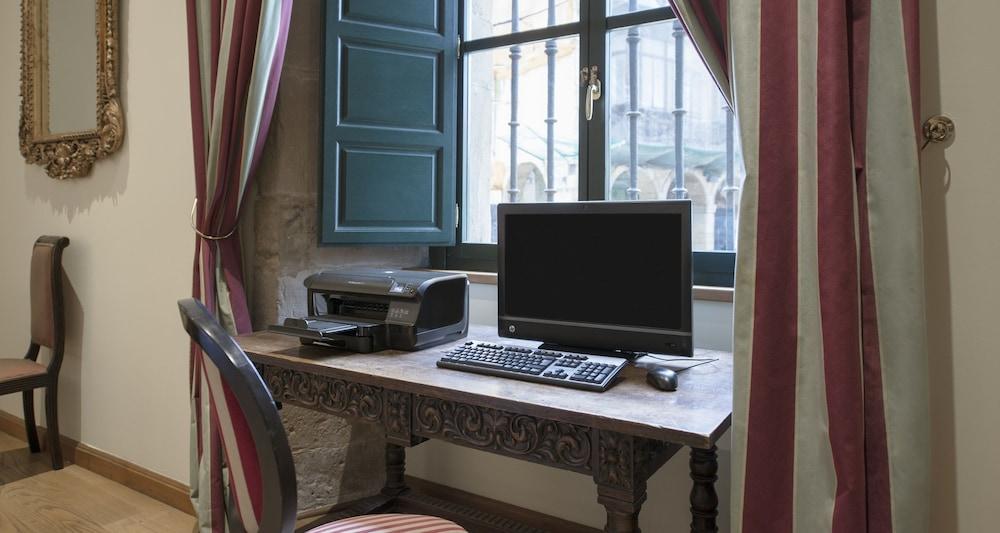 Palacio De Aviles Affiliated By Melia Eksteriør billede A typical home office