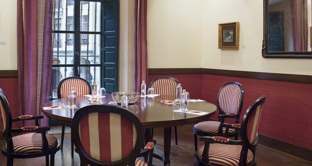 Palacio De Aviles Affiliated By Melia Eksteriør billede The boardroom