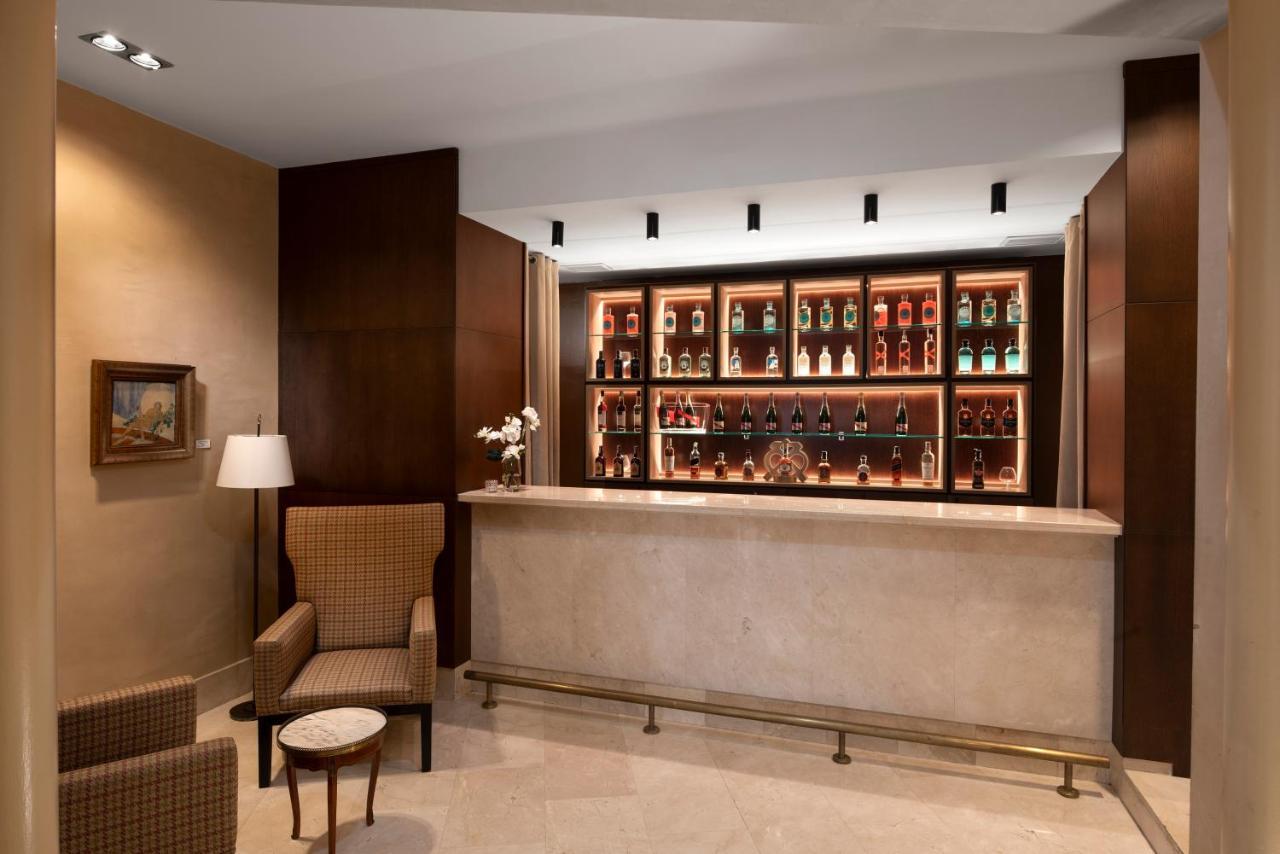 Palacio De Aviles Affiliated By Melia Eksteriør billede A bar in a hotel