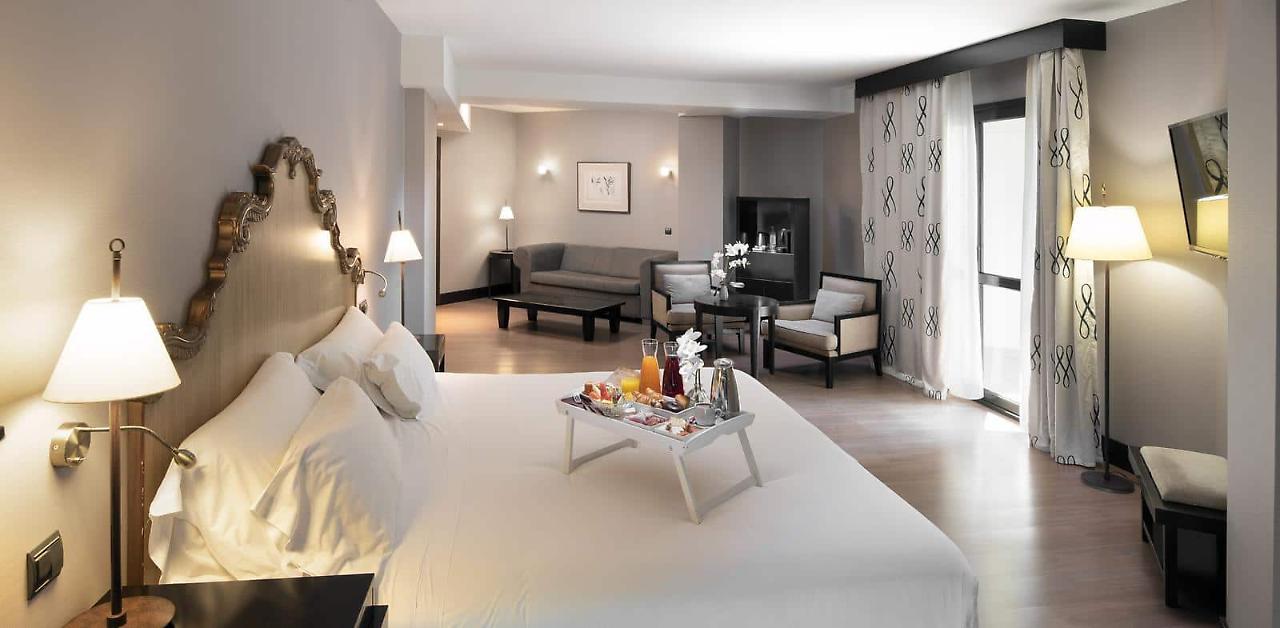 Palacio De Aviles Affiliated By Melia Eksteriør billede A suite at the hotel