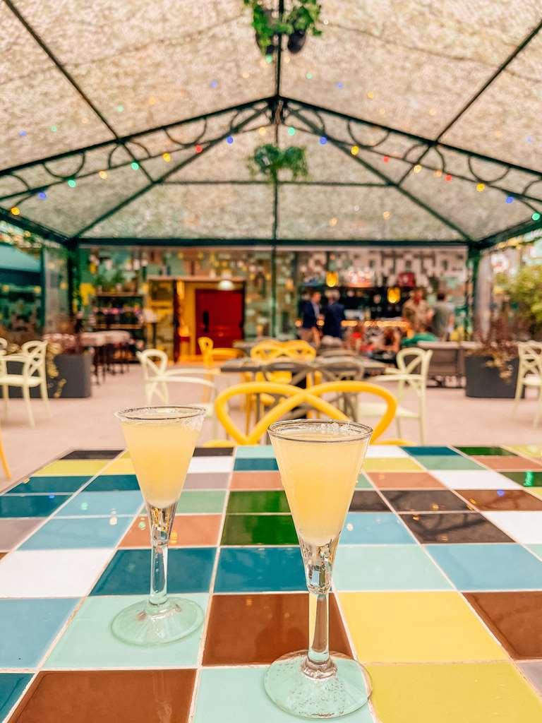 Palacio De Aviles Affiliated By Melia Restaurant billede Two glasses of lemon liqueur