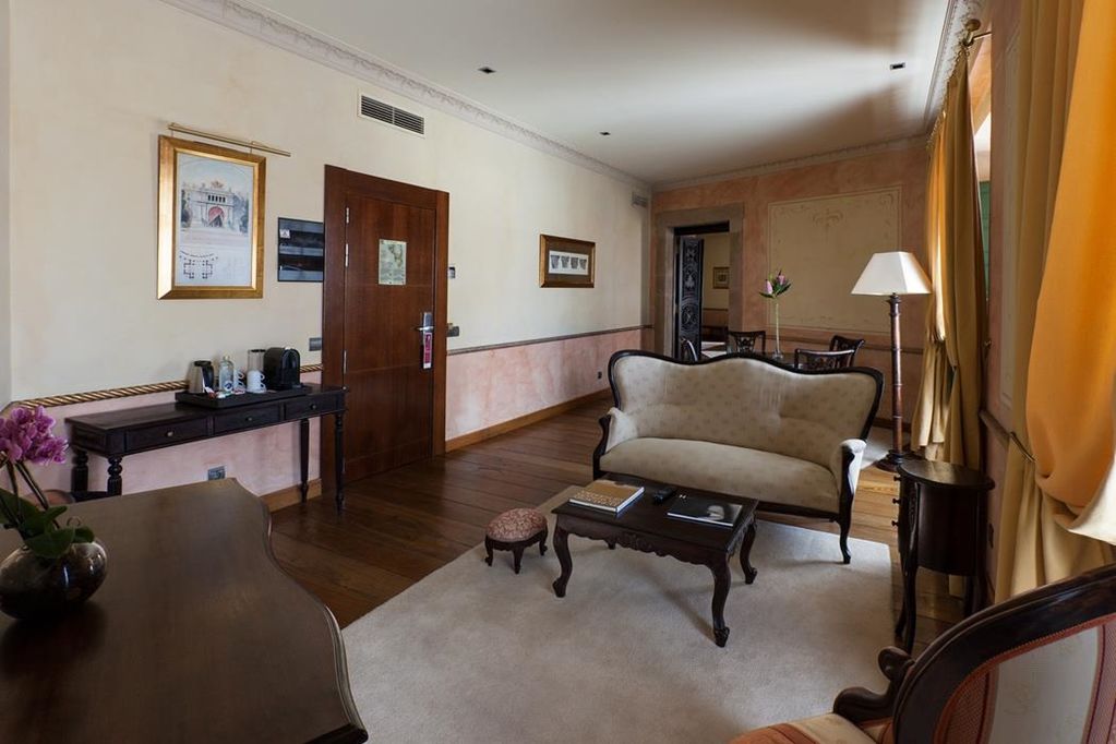 Palacio De Aviles Affiliated By Melia Eksteriør billede A suite at the hotel