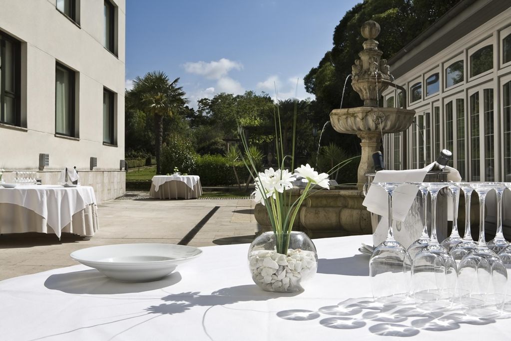 Palacio De Aviles Affiliated By Melia Eksteriør billede The hotel's courtyard