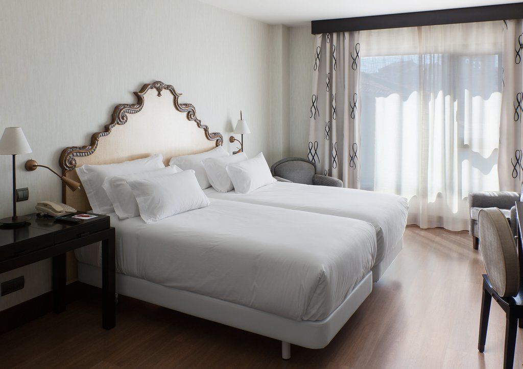 Palacio De Aviles Affiliated By Melia Eksteriør billede A room at Hotel Alba